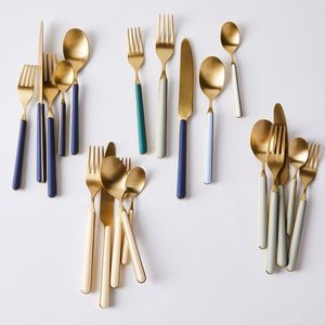 Ensemble de couverts au design classique de luxe en acier inoxydable avec finition dorée, parfait pour les repas au restaurant et la table élégante - Product Image 2