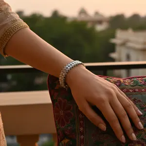 Bracelet jonc géométrique tendance pour femme, plaqué or, avec turquoise et diamants, idéal pour les fêtes - Product Image 1