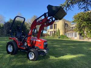 Tractor Compacto Usado Massey Ferguson 1525 4WD con Cargador Frontal, Motor Diésel de 25HP, Transmisión por Engranajes para Uso Agrícola - Product Image 1