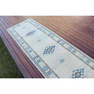 Alfombra Turca Vintage de 2.8x9.3 pies (84x282 cm), Alfombra a Rayas Azules y Blancas - Product Image 3