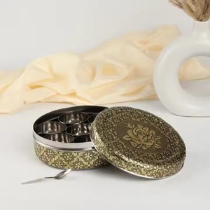 Meenakari traditionnel en acier inoxydable Masala Dabba 7 tasses d'épices avec cuillère Laddu Box cadeau pour invité Festival cadeau de pendaison de crémaillère - Product Image 2
