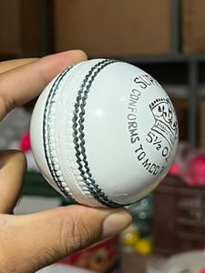ลูกบอลคริกเก็ตหนังสีขาวสำหรับส่งออกและฝึกเย็บด้วยมือ - Product Image 2