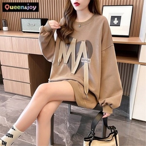 Qnjoy สเวตเชิ้ตโอเวอร์ไซส์ลายจุดริบบิ้นหัวใจ, เสื้อสเวตเตอร์คอกลมน่ารักสไตล์สตรีทพร้อมริบบิ้น3D ดีไซน์ทรงหลวม - Product Image 2