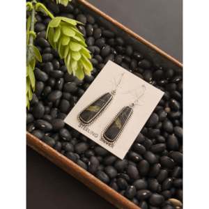 Pendientes Colgantes Hechos a Mano en Plata de Ley y Turquesa Negra Estilo Navajo con Forma de Gota de Agua - Product Image 4