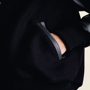 เสื้อแจ็กเก็ตทีมกีฬาผู้ชายแบบสั่งทำแขนเสื้อหนังสำหรับฤดูหนาวแบบถักด้วยกำมะหยี่แนวสตรีท OEM - Product Image 5