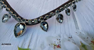 Frontalera para Caballo de Cuero Negro Hecha a Mano con Piedras de Cristal en Forma de Lágrima Colgantes |   Banda Decorativa Premium para la Frente del Caballo - Product Image 5