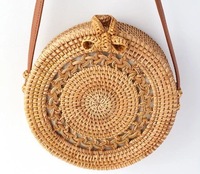 Boutique Sac à main d'été Sac de plage chic en rotin Sac à bandoulière circulaire Sac de voyage de luxe en paille tissée de conception artisanale pour femmes de plage élégantes