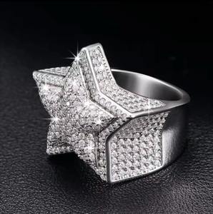 Elegante anillo de Hip Hop de alta calidad con piedras CZ brillantes Piedra principal de moissanita certificada IGI para boda o fiesta - Product Image 1