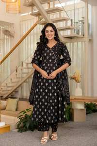 Collection en gros de vêtements de soirée indiens et pakistanais Salwar Kameez en coton imprimé prêt-à-porter disponible à des tarifs réduits - Product Image 2