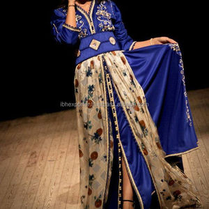 Caftan en tissu imprimé et soie avec broderie et ceinture - Product Image 1