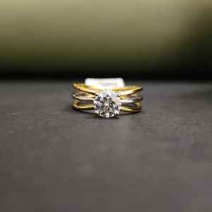 Anillo Exclusivo de Tres Hileras de Moissanita con Corte Redondo en Oro Amarillo y Plata, Certificado IGI, con Engaste Pavé en Oro Sólido de 18 Quilates para Compromiso - Product Image 2