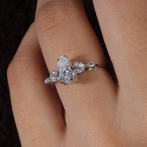 Bague de luxe pour femme en diamant synthétique argenté plaqué or 14 carats, taille poire, certifiée IGI, pour fiançailles et mariage - Product Image 1