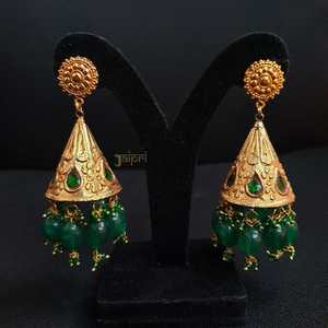 Boucles d'oreilles Jhumki Design Triangle tendance orné de pierres vertes Bijoux de charme en laiton plaqué or et alliage de zinc - Product Image 1