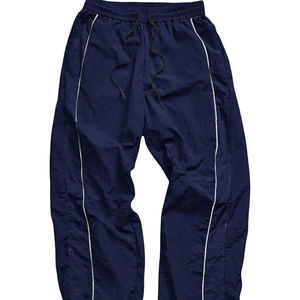 Pantalons de survêtement sportifs à jambes larges pour femmes personnalisés, pantalons parachute amples, pantalons de survêtement en nylon rayé, pantalons rayés teints en uni, décontractés - Product Image 1