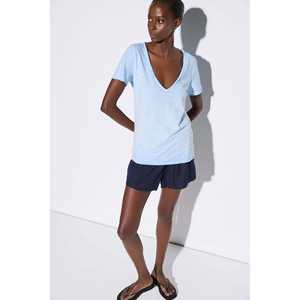 Camiseta Esencial con Cuello en V - Product Image 1