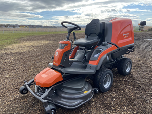 Cortacésped Husqvarna Ride-On con plataforma frontal de 112 cm, tracción total, motor de gasolina de 190 cc, 4 tiempos, autopropulsado, con cuchilla rotativa para mulching, modelo RC 320Ts, en venta. - Product Image 4