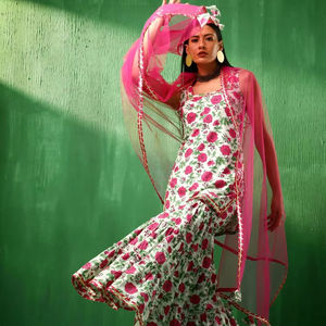 Conjunto Sharara de Algodón Rosa y Blanco de Diseñador ADAA |   Sharara con Bordado de Red, Adornos de Gota Patti y Estampado Floral para Fiestas y Eventos Festivos - Product Image 1