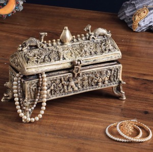 Boîte à bijoux en laiton de qualité supérieure Boîte de rangement décorative faite à la main Finition antique pour bagues Colliers Disponible au prix d'exportation - Product Image 5