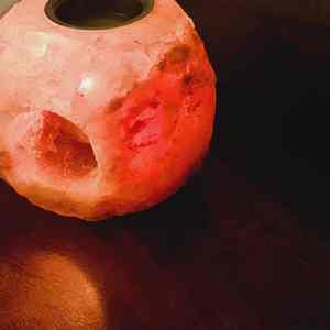 Élégante lampe en sel rose de l'Himalaya de haute qualité sculpté cylindre pilier artisanat attrape-rêves décoratif pour la maison - Product Image 2