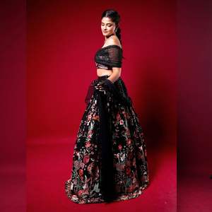 Lehenga choli คอลเลกชันบูติกหนักพร้อมงานเย็บปักถักร้อย - Product Image 2