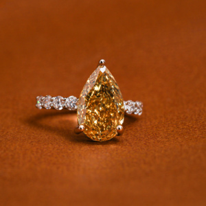 Diamant jaune taille poire créé en laboratoire 14KT plaqué or massif pavé serti de diamants ronds taillés sur le côté Bague de fiançailles pour filles Cadeau - Product Image 2