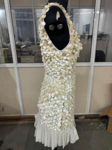 Elegante y Hermoso Vestido de Fiesta con Cuentas y Lentejuelas Bordadas a Mano, Escote Profundo en V, Cintura Natural, Recto, Hasta la Rodilla, con Forro - Product Image 3