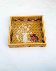 Grand plateau de service décoratif jaune moderne avec poignées pour table basse ou pouf dans le salon - Product Image 3