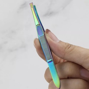 Herramienta de belleza de acero inoxidable de precisión Pinzas de punta plana para un aseo perfecto con rocas grises - Product Image 2