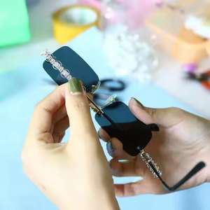 Nouvelles lunettes tendance unisexes, lunettes de soleil serties de diamants en moissanite, style papillon dégradé pour un usage quotidien, design de luxe - Product Image 2