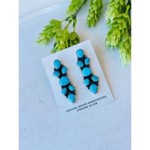 Pendientes Colgantes de Plata de Ley y Turquesa Kingman de Sheila Becenti, Diseño Geométrico en Racimo - Product Image 3