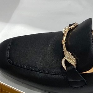Mocassins plats en cuir PU pour femmes élégantes et classiques avec chaussures à enfiler en métal - Product Image 4