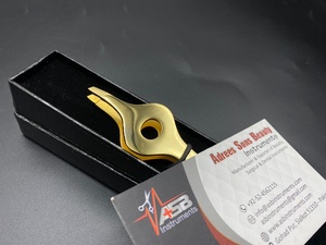 Pinzas para cejas profesionales sostenibles de acero inoxidable con agarre ancho y chapado en oro Pinzas para cejas inclinadas con logotipo personalizado con punta puntiaguda - Product Image 4