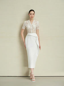 Robe mi-longue élégante pour femmes en dentelle et soie transparente, manches courtes, col en V, fabrication artisanale, disponible en OEM et ODM - Product Image 2