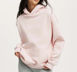 เสื้อฮู้ดผู้หญิงพิมพ์ลายโลโก้ตามสั่ง พร้อมลายพิมพ์ DTF แบบกำหนดเอง ทรงโอเวอร์ไซส์ สีชมพูอ่อน ทรงหลวม ผ้าฟลีซ เสื้อสเวตเชิ้ตสำหรับฤดูหนาว ล้างสีแบบ Acid Wash สำหรับผู้หญิง - Product Image 4