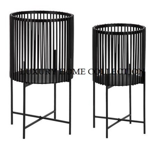 Maceta decorativa de metal con acabado martillado con soporte negro alto para plantas de interior elegantes en casas, apartamentos o pasillos - Product Image 5