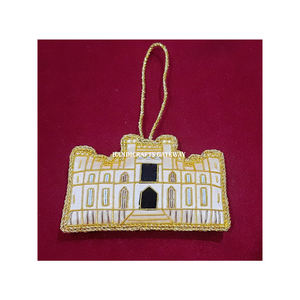 Prix le plus bas plus beau travail de broderie Zari conception de bâtiment jaune ornements suspendus pour la décoration d'arbre et les cadeaux - Product Image 1