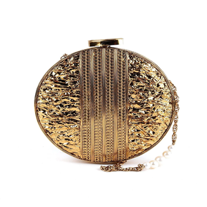 Caja de embrague redonda de metal dorado con paneles texturizados y una cadena acentuada en perlas Disponible Adornos de jardín en stock al por mayor - Product Image 1