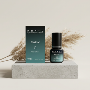 Colle liquide pour extensions de cils MBNTL fabriquée en Corée - Stock entrepôt - Séchage rapide 0,5s - Qualité supérieure - Sans cruauté animale - Végétalienne - Résistante à l'eau - Tenue 8 semaines - Product Image 1