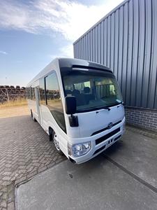 Autobús Toyota Coaster Usado de 30 Asientos con Motor de Gasolina 2TR para Viajes de Larga Distancia - Transmisión Automática - Product Image 3