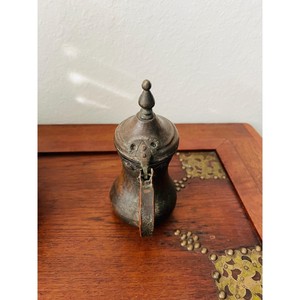 กาต้มกาแฟแบบดั้งเดิมของอาหรับ ทำจากทองเหลือง/ทองแดง สไตล์วินเทจ เป็นมิตรกับสิ่งแวดล้อม พร้อมฝาและหูจับ สำหรับใช้ในบ้าน งานแต่งงาน/งานเลี้ยง - Product Image 3