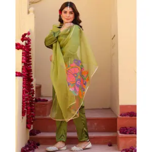 Ensemble de costume en satin vert peint à la main pour femmes Inayat - Product Image 4