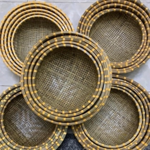 Plateau de panier en rotin vietnamien fabriqué à la main pour l'affichage de fruits et de collations - Product Image 1