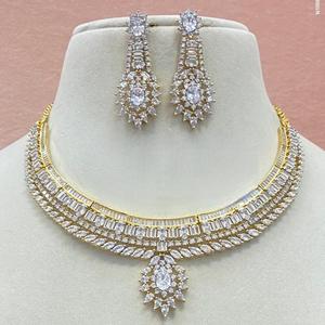 Magnifique collier en zircon doré de haute qualité avec boucles d'oreilles pour mariage et fête Collection pour femmes ou filles - Product Image 1