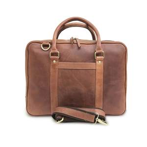 Sac fourre-tout pour ordinateur portable en cuir brun Hunter Matériaux élégants et durables pour la fabrication de bagages et de sacs - Product Image 1