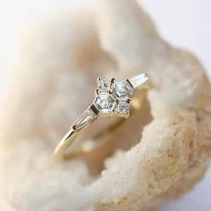 Bague originale en forme de grappe de diamants Moissanite Design hexagonal Diamants de baguette latérale Bague de bride solitaire en or jaune 14 carats pour cadeaux - Product Image 6