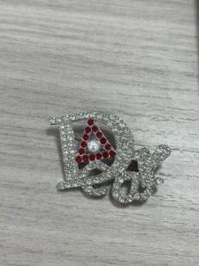 Nouvelle broche de revers de style créateur, motif triangle, avec incrustations de pierres brillantes, thème Sœur d'amitié grecque, ton rouge et blanc - Product Image 3