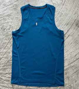 T-shirt en maille respirante personnalisable avec logo sur mesure, style urbain, coupe ajustée, méthodes d'impression sérigraphique et hydrographique, haut de gamme - Product Image 5