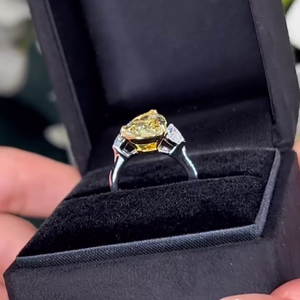 Anillo de Diamantes con Engaste Catedral de Dos Tonos con 6.00ct de Diamantes de Laboratorio (Fancy Yellow VVS-VS) - Product Image 2