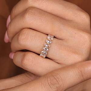 แหวนเพชรทรงรูปไข่แบบ Eternity Band ดีไซน์ขาเพชรแบบ Shared Prong สวยหรู - Product Image 5