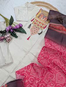 Ensemble Kurti / KURTA et Bas en Soie Pure Blanche Imprimée Bandhani Style Gujarati avec Bordure Droite Fantaisie et Dupatta - Product Image 6